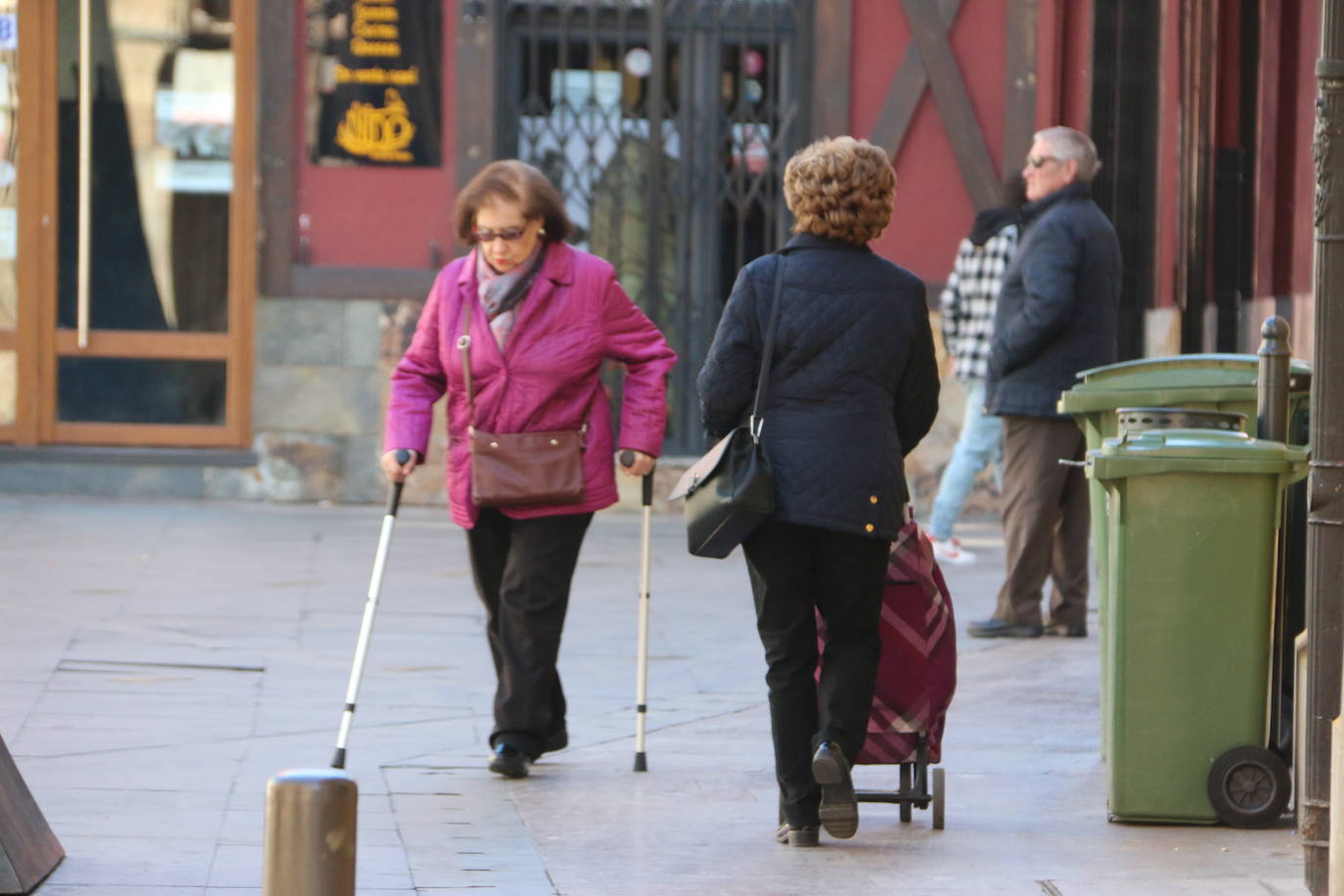 La ciudad vive este sábado realidades opuestas que oscilan entre el acatamiento o el incumplimiento de las recomendaciones sanitarias en la antesala de la declaración del 'Estado de alerta' que será efectivo este domingo