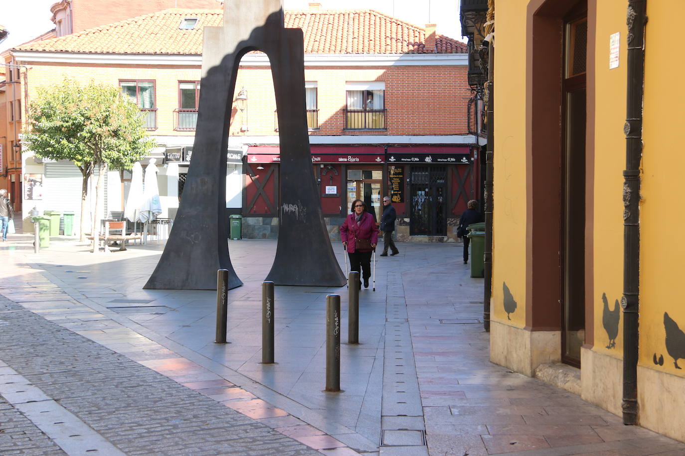 La ciudad vive este sábado realidades opuestas que oscilan entre el acatamiento o el incumplimiento de las recomendaciones sanitarias en la antesala de la declaración del 'Estado de alerta' que será efectivo este domingo