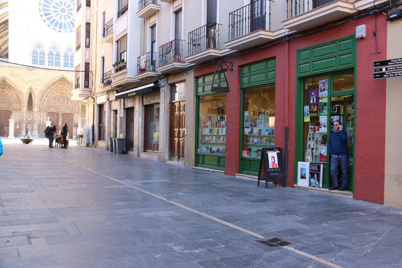 La ciudad vive este sábado realidades opuestas que oscilan entre el acatamiento o el incumplimiento de las recomendaciones sanitarias en la antesala de la declaración del 'Estado de alerta' que será efectivo este domingo