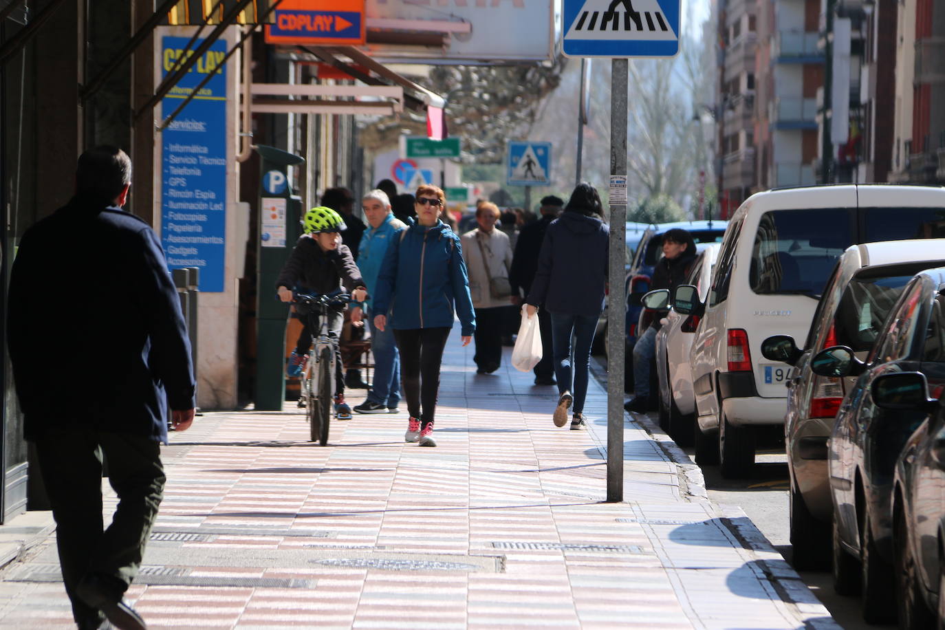 La ciudad vive este sábado realidades opuestas que oscilan entre el acatamiento o el incumplimiento de las recomendaciones sanitarias en la antesala de la declaración del 'Estado de alerta' que será efectivo este domingo