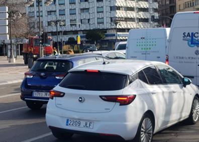 Imagen secundaria 1 - La UME vigila las calles de León, mientras que muchos ciudadanos siguen en su día a día.