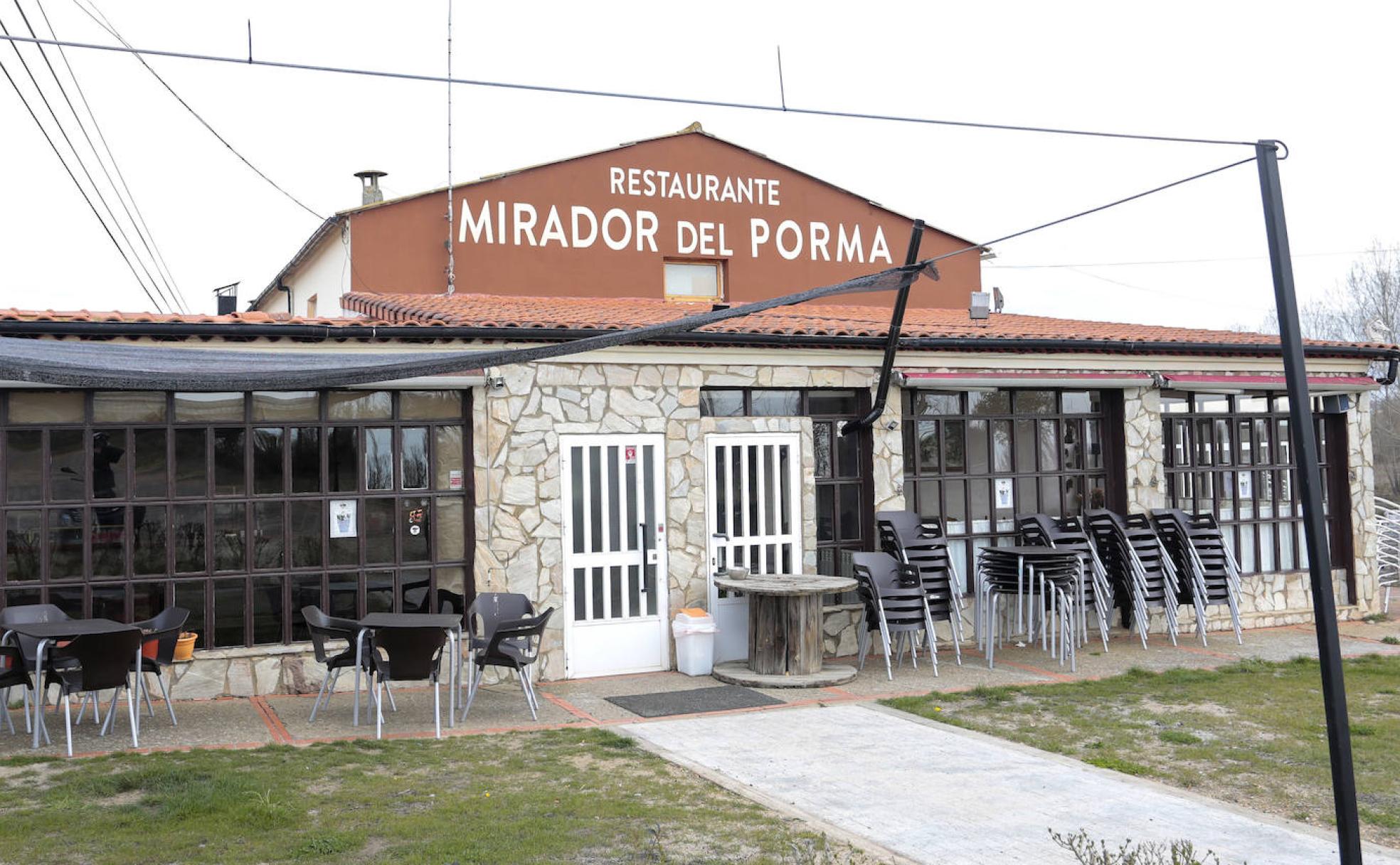 El propietario de la Venta Mirador del Porma en Valdefresno (León), ofrece un café gratuito a los camioneros en ruta