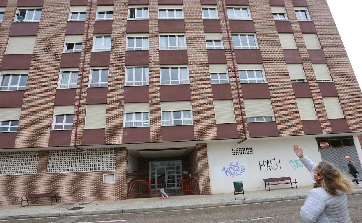 Edificio de la calle los Fresnos número 18 donde ha fallecido un niño de once años y sus padres y hermana 