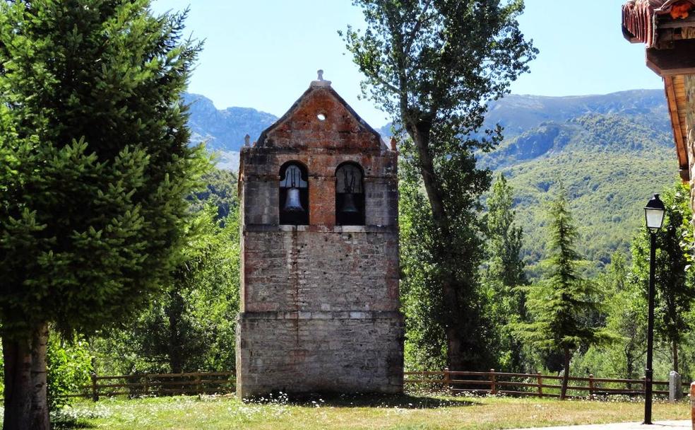 Espadaña de la Iglesia de Lario. 