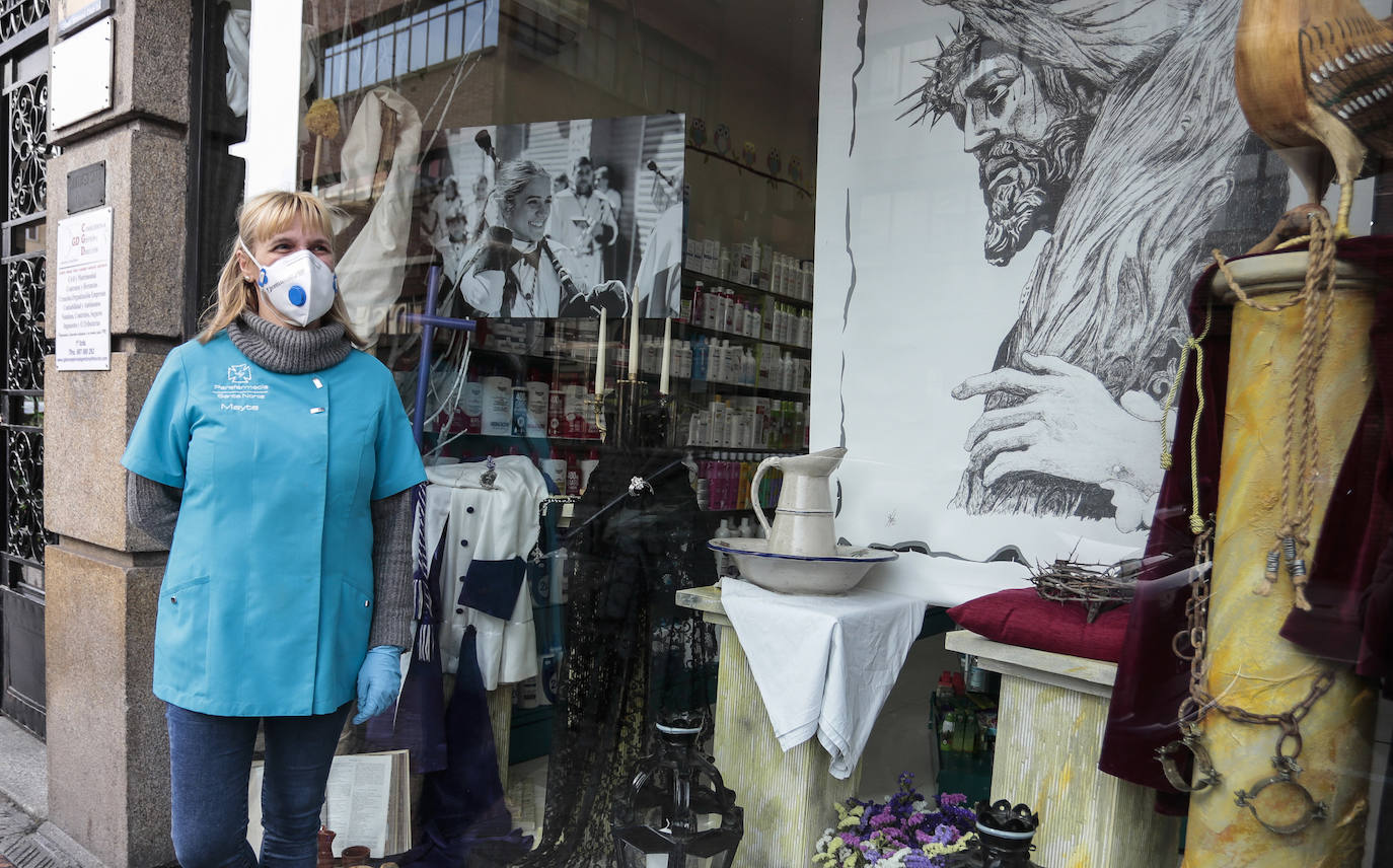 Fotos: Escaparates decorados con motivos de la Semana Santa en León