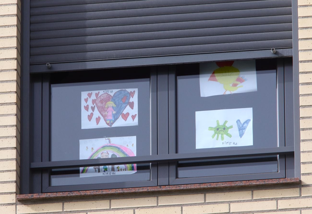 Ventanas y balcones de León y Ponferrada se llenan de arcoiris cargados de ilusión y realizados por los más pequeños. El objetivo es dar ánimos en la cuarentena especialmente a los equipos de Emergencias y otros menores.