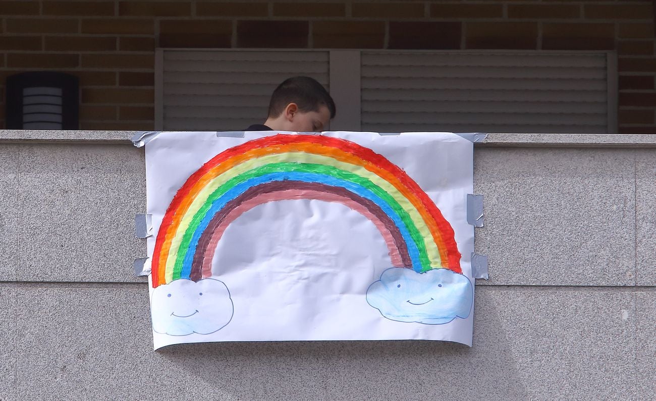 Ventanas y balcones de León y Ponferrada se llenan de arcoiris cargados de ilusión y realizados por los más pequeños. El objetivo es dar ánimos en la cuarentena especialmente a los equipos de Emergencias y otros menores.