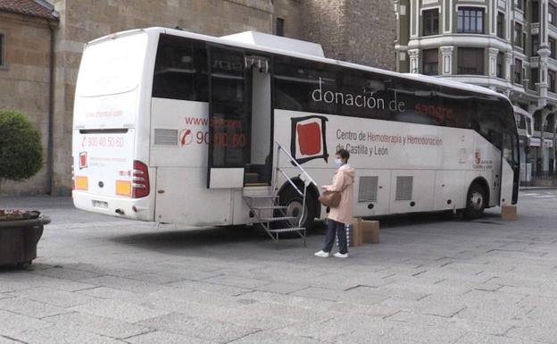 Una mujer espera para entrar a donar. 