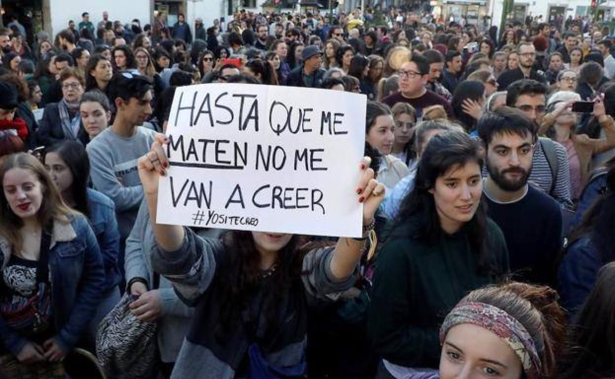 Feministas piden salir esta noche a ventanas y balcones de España para protestar contra la sentencia del caso Arandina