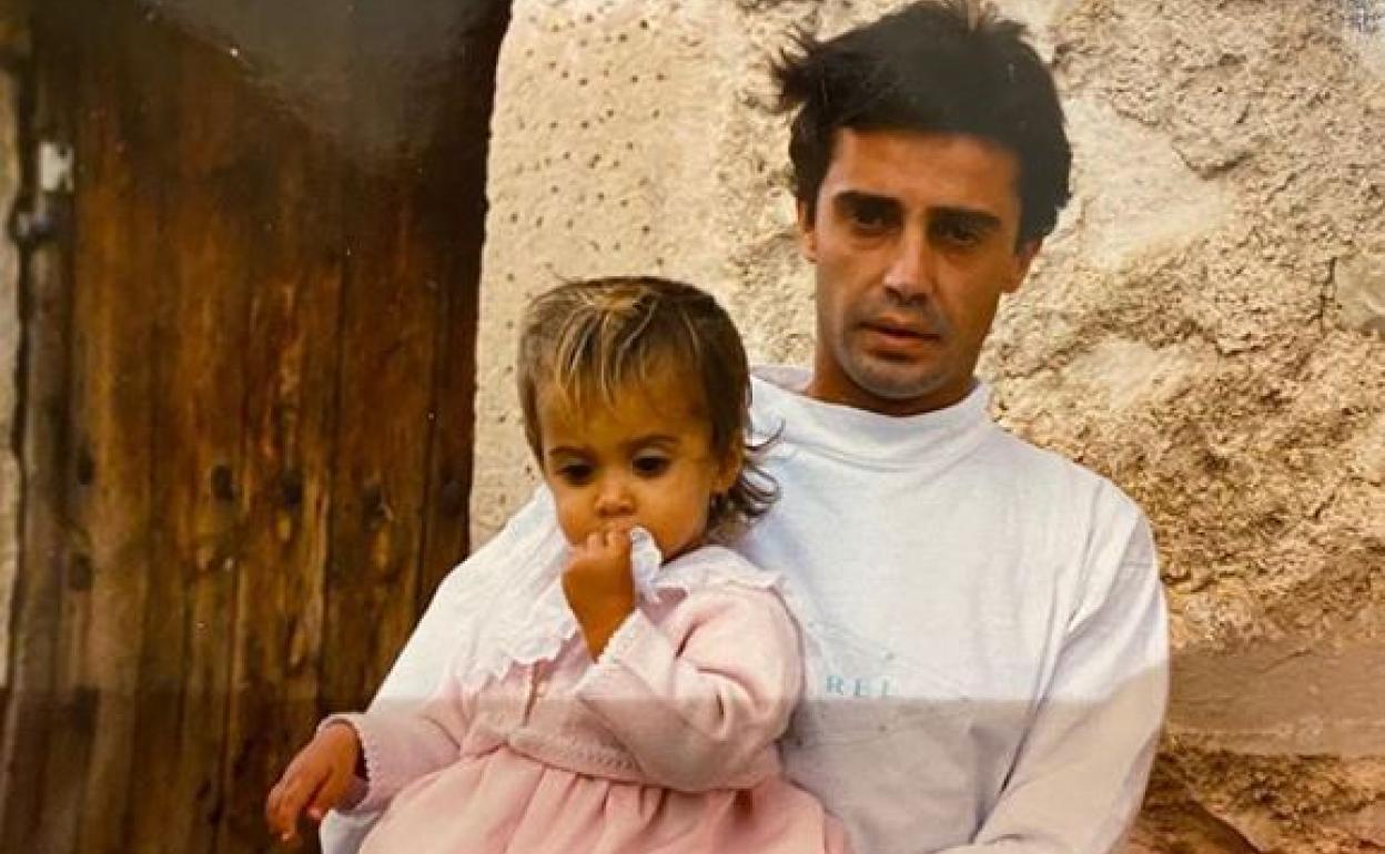 Macarena García en brazos de su padre.