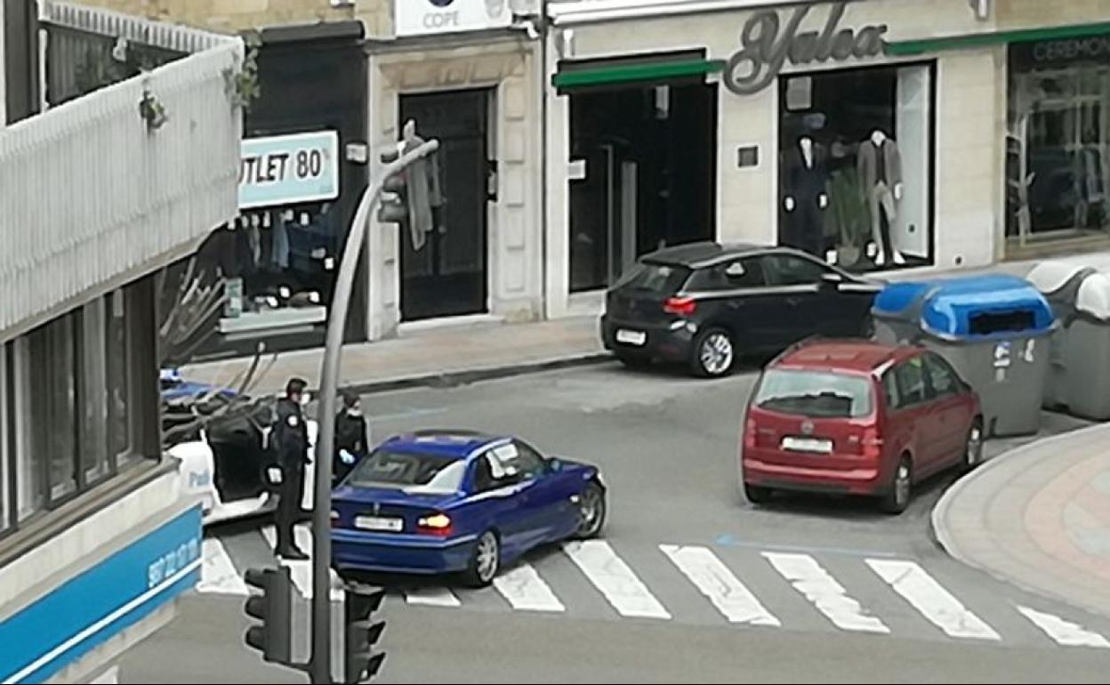 Efectivos de la Policía Local sancionan a un conductor que circulaba por el centro de la capital durante la cuarentena este viernes.