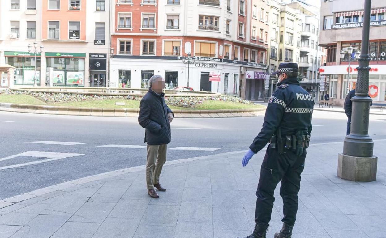 Un policía local advierte a un ciudadano en la plaza de Lazúrtegui de Ponferrada. 
