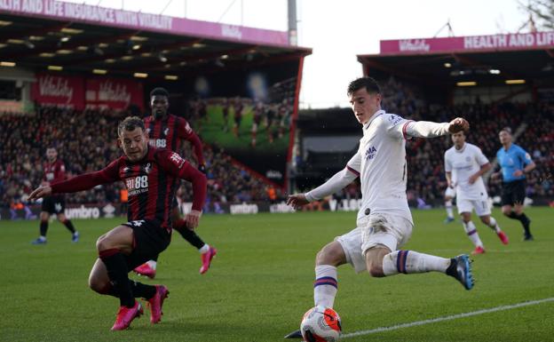 Ryan Fraser, en una acción defensiva ante Mason Mount, del Chelsea. 