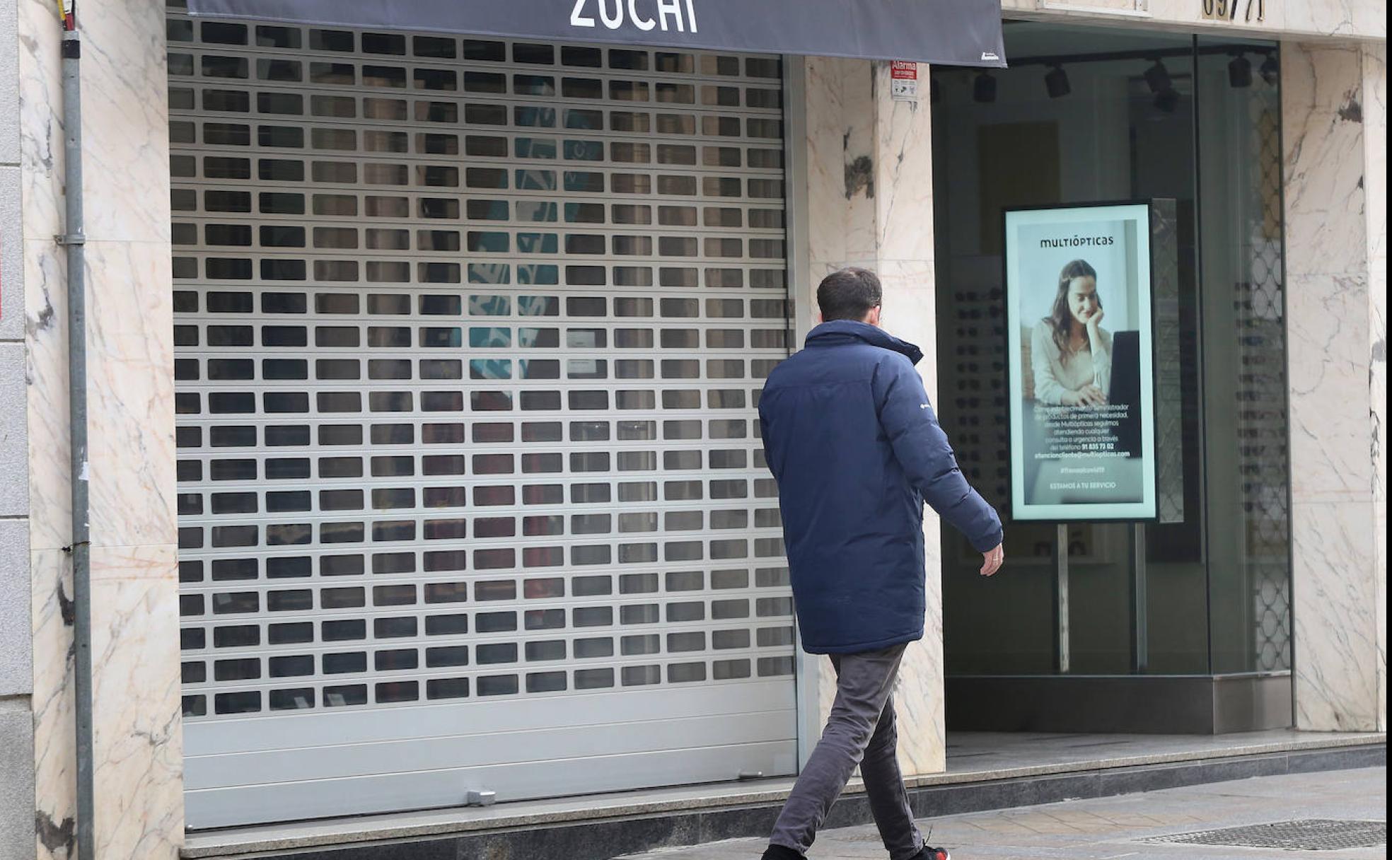 Tienda de ropa Zuchi cerrada, en la calle Mayor de Palencia, propiedad de Domiciano Curiel presidente de ATA Castilla y León.