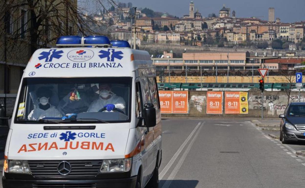 Un ambulancia en Bérgamo (Italia).