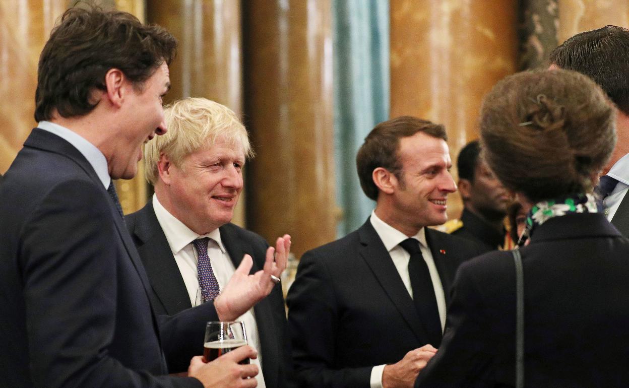 Boris Johnson y Emmanuel Macron, durante una cumbre de líderes de la OTAN.
