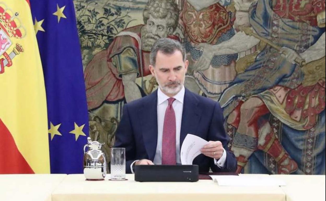 Felipe VI, durante una reunión con el Comité de Gestión Técnica del Coronavirus.