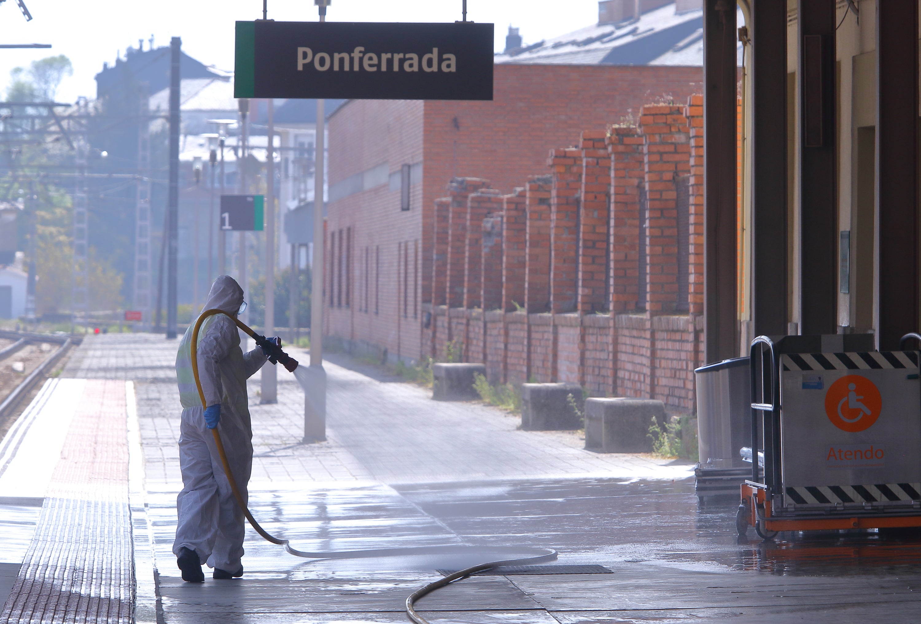 La Unidad Militar de Emergencias, UME, actúa en diferentes espacios públicos de Ponferrada.