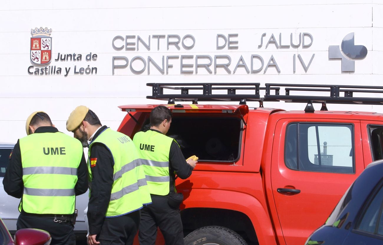 La Unidad Militar de Emergencias, UME, actúa en diferentes espacios públicos de Ponferrada.