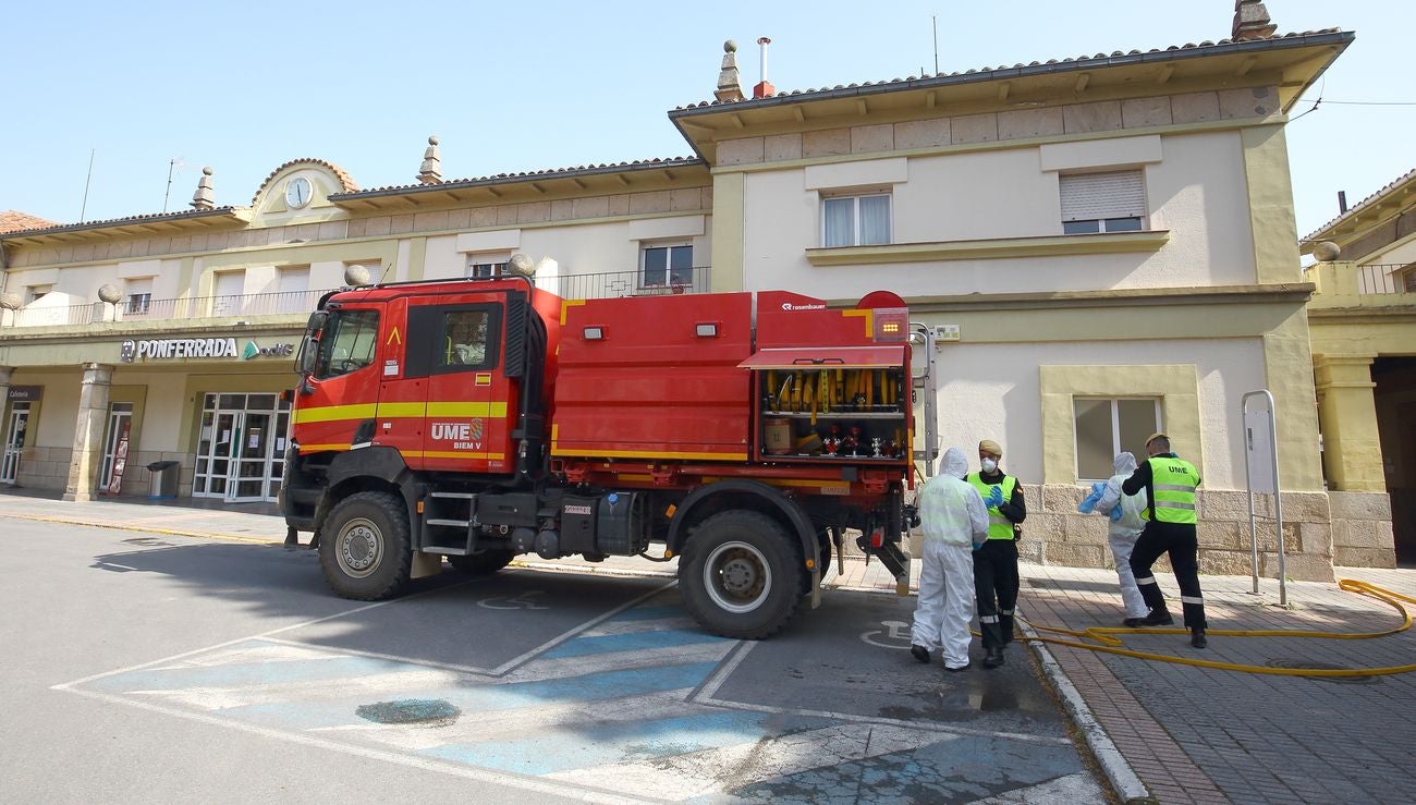 La Unidad Militar de Emergencias, UME, actúa en diferentes espacios públicos de Ponferrada.