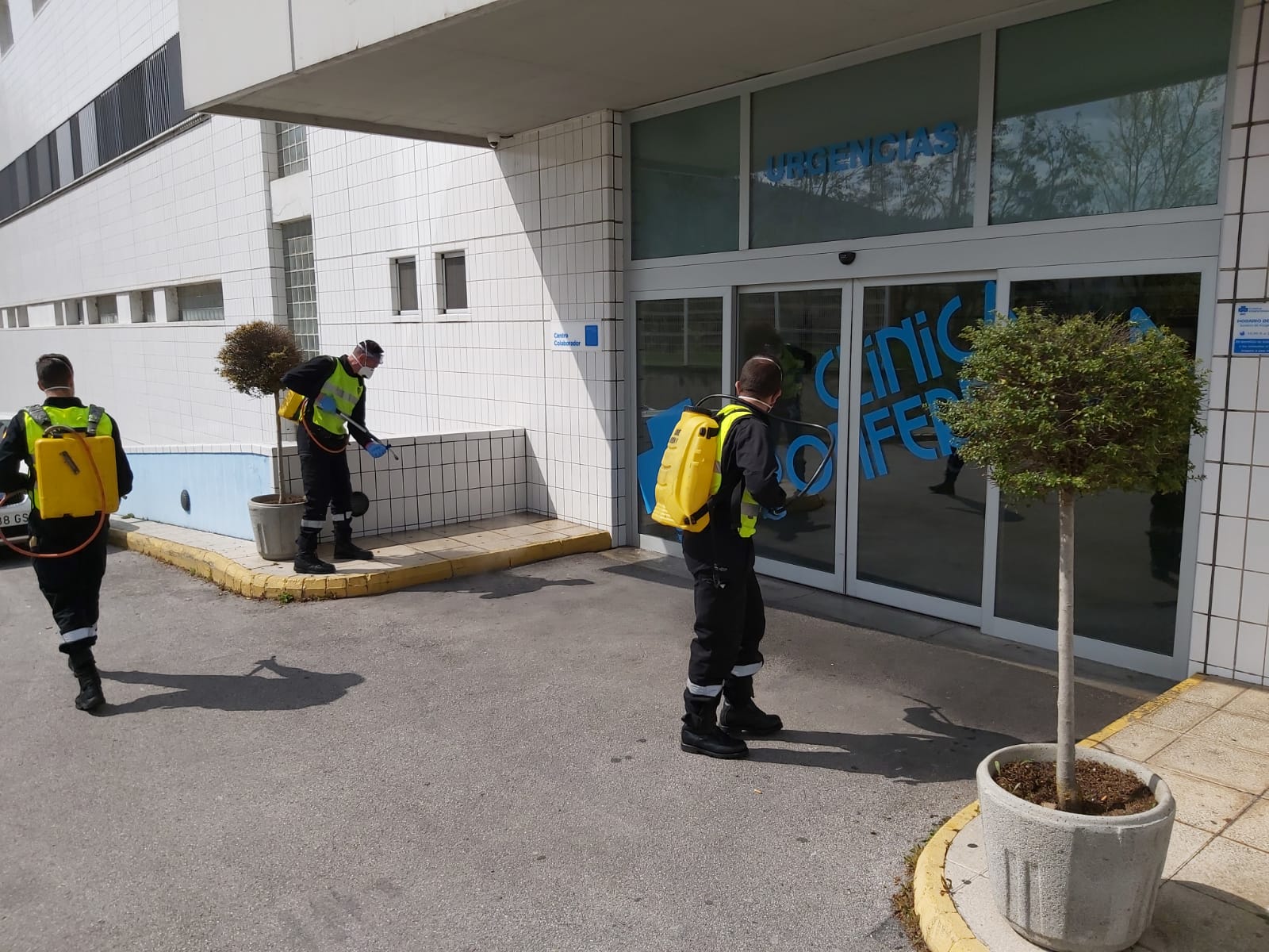 Valderas, Astorga, Bembibre, San Andrés, Ponferrada, Valverde la Virgen o Villacorta son algunos de los puntos en los que la Unidad Militar de Emergencias (UME) ha actuado este lunes. El objetivo, en todos los casos, ha sido la desinfección de lugares públicos, edificios, residencias de ancianos o el CRE de San Andrés. Los trabajos se extenderán a lo largo de las próximas jornadas.