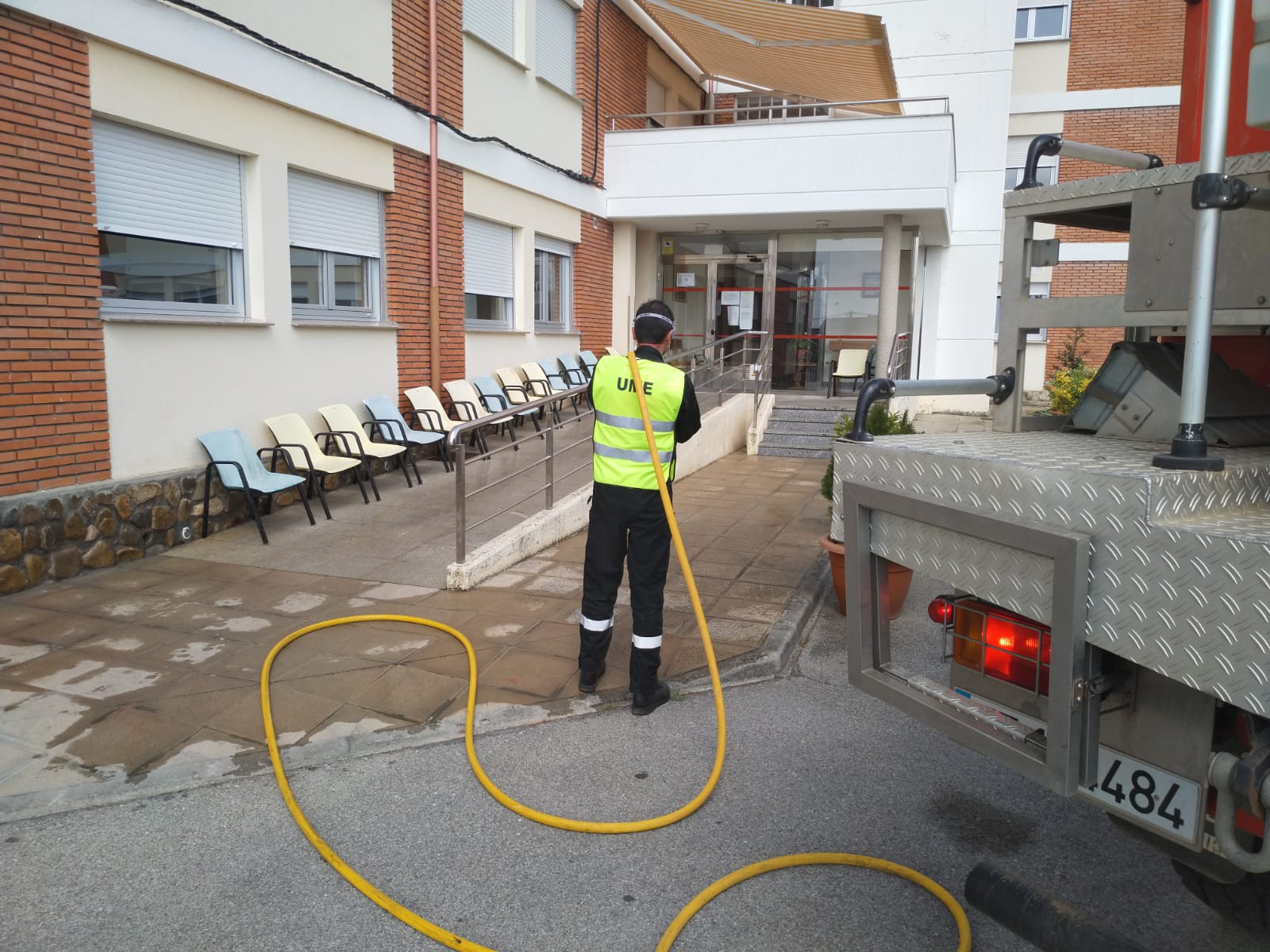 Valderas, Astorga, Bembibre, San Andrés, Ponferrada, Valverde la Virgen o Villacorta son algunos de los puntos en los que la Unidad Militar de Emergencias (UME) ha actuado este lunes. El objetivo, en todos los casos, ha sido la desinfección de lugares públicos, edificios, residencias de ancianos o el CRE de San Andrés. Los trabajos se extenderán a lo largo de las próximas jornadas.