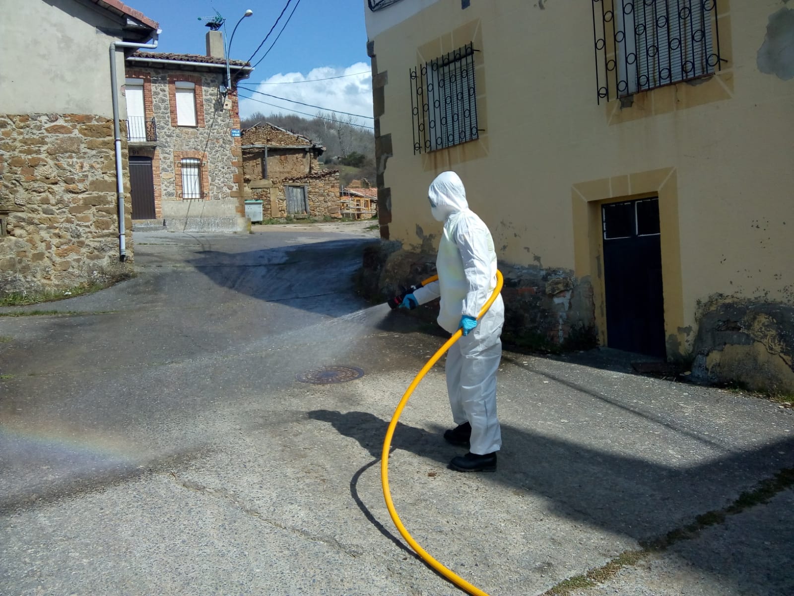 Valderas, Astorga, Bembibre, San Andrés, Ponferrada, Valverde la Virgen o Villacorta son algunos de los puntos en los que la Unidad Militar de Emergencias (UME) ha actuado este lunes. El objetivo, en todos los casos, ha sido la desinfección de lugares públicos, edificios, residencias de ancianos o el CRE de San Andrés. Los trabajos se extenderán a lo largo de las próximas jornadas.