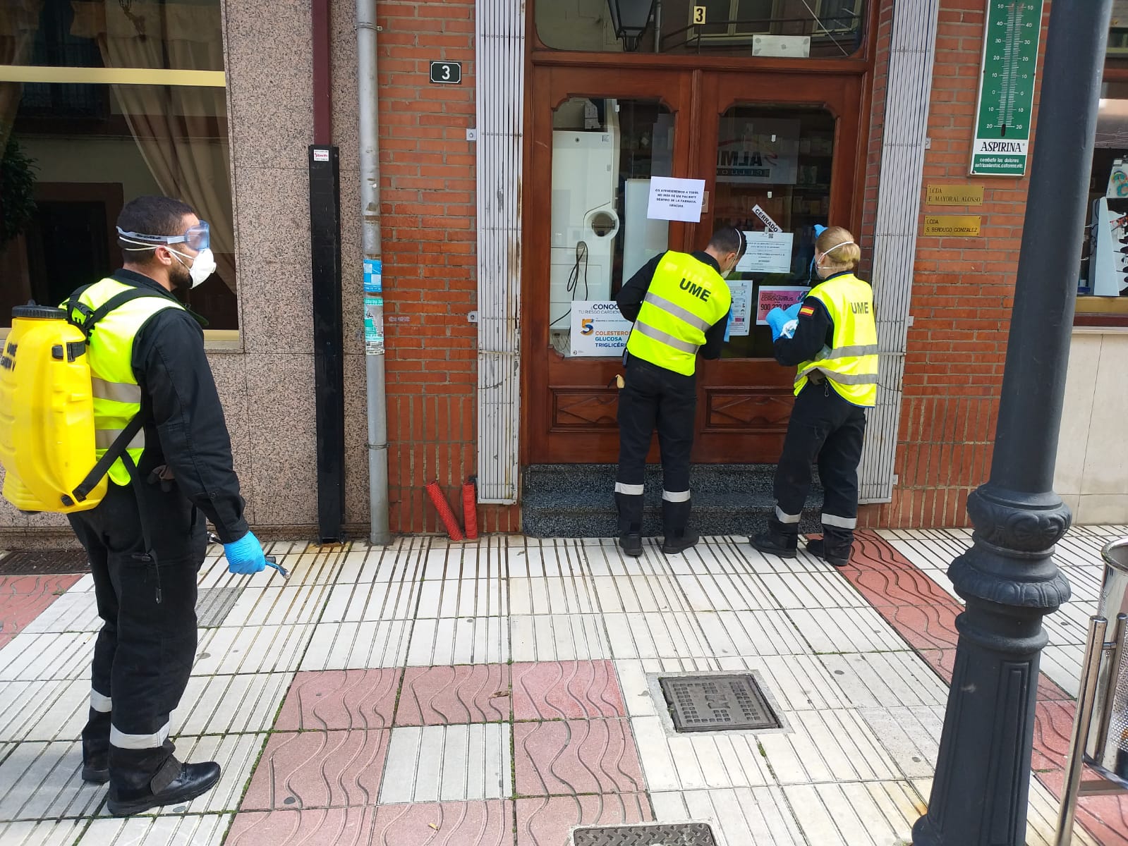 Valderas, Astorga, Bembibre, San Andrés, Ponferrada, Valverde la Virgen o Villacorta son algunos de los puntos en los que la Unidad Militar de Emergencias (UME) ha actuado este lunes. El objetivo, en todos los casos, ha sido la desinfección de lugares públicos, edificios, residencias de ancianos o el CRE de San Andrés. Los trabajos se extenderán a lo largo de las próximas jornadas.