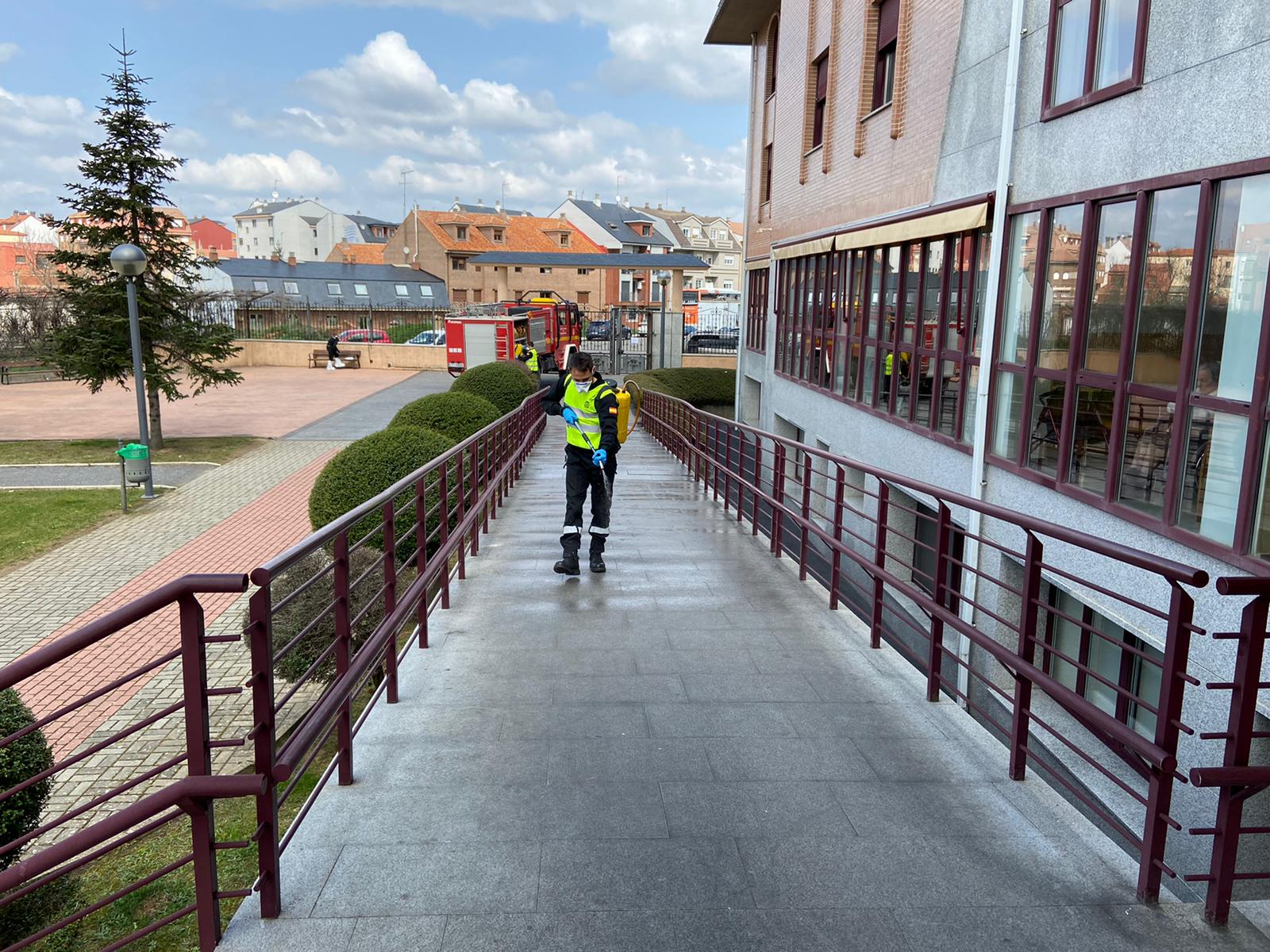 Valderas, Astorga, Bembibre, San Andrés, Ponferrada, Valverde la Virgen o Villacorta son algunos de los puntos en los que la Unidad Militar de Emergencias (UME) ha actuado este lunes. El objetivo, en todos los casos, ha sido la desinfección de lugares públicos, edificios, residencias de ancianos o el CRE de San Andrés. Los trabajos se extenderán a lo largo de las próximas jornadas.