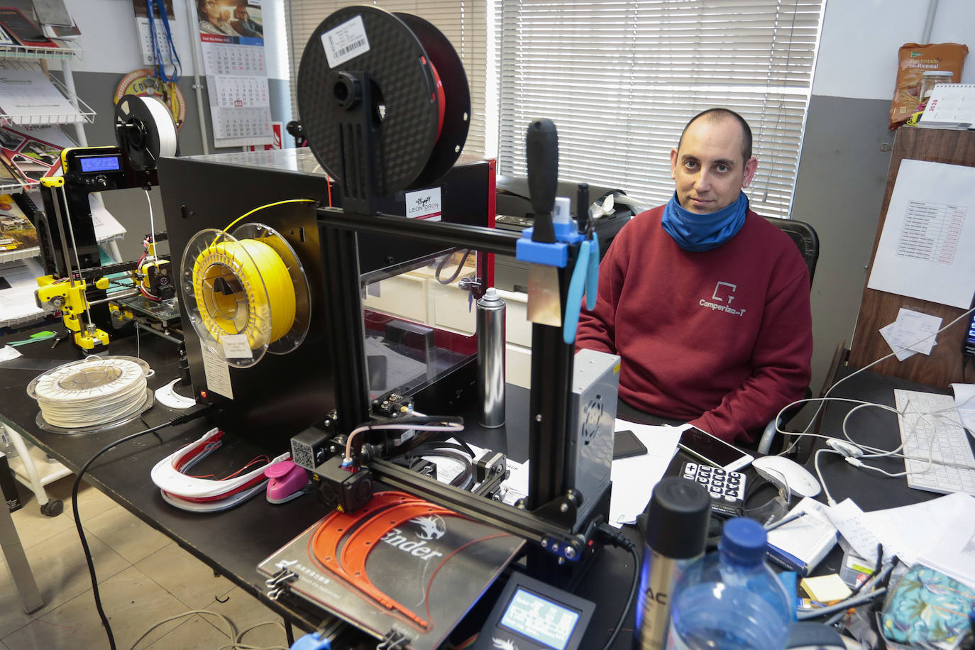 Fotos: La empresa Camperiza-T recoge, fabrica y dona pantallas protectoras