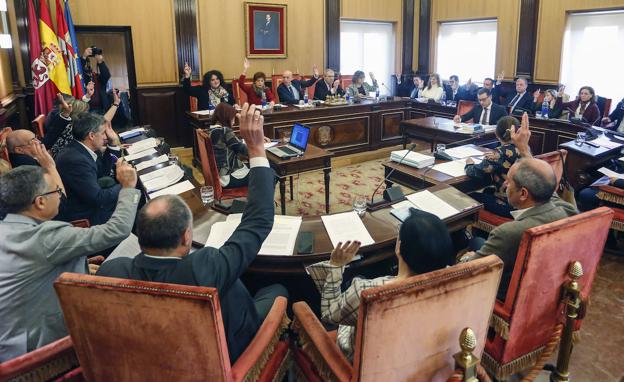 Un pleno en el Ayuntamiento de León.