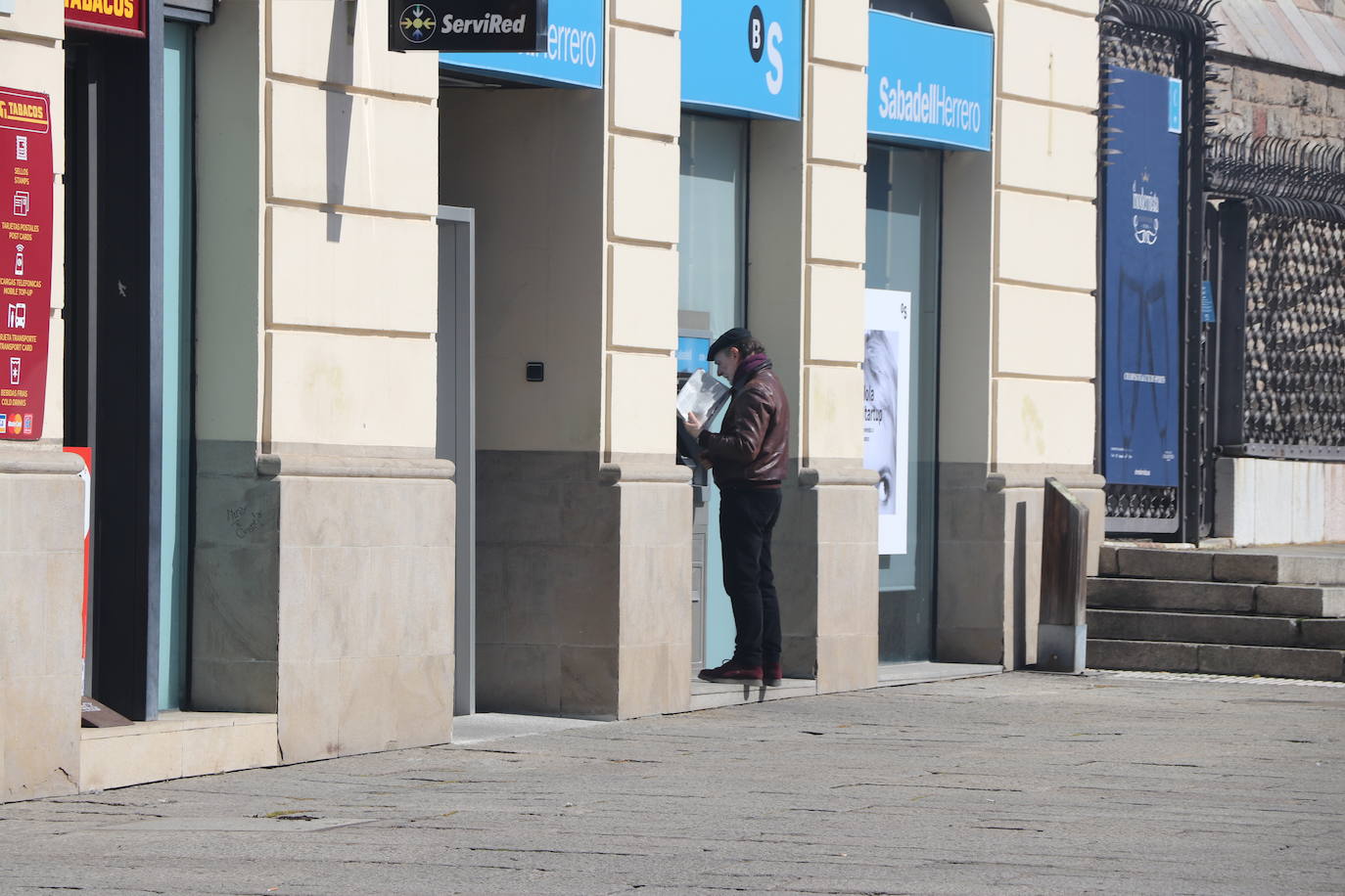 La imagen sigue siendo la habitual a la que se veía estos días de atrás durante el confinamiento. Gente haciendo sus compras o dirigiéndose decididamente hacia algún lugar, aunque también es la tónica ver a personas de riesgo circulando por las calles sin motivo aparente. El Ejército de Tierra tambien está desplegado por las calles de la capital leonesa.