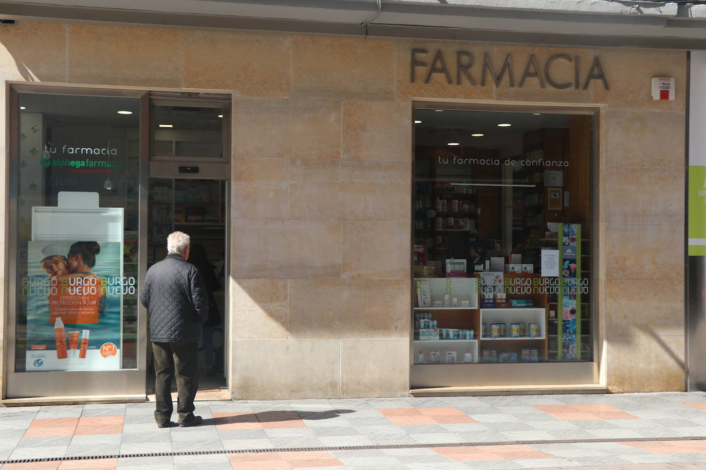 La imagen sigue siendo la habitual a la que se veía estos días de atrás durante el confinamiento. Gente haciendo sus compras o dirigiéndose decididamente hacia algún lugar, aunque también es la tónica ver a personas de riesgo circulando por las calles sin motivo aparente. El Ejército de Tierra tambien está desplegado por las calles de la capital leonesa.