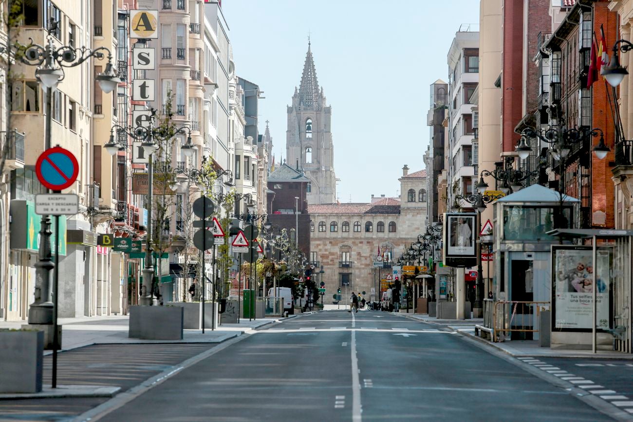 La imagen sigue siendo la habitual a la que se veía estos días de atrás durante el confinamiento. Gente haciendo sus compras o dirigiéndose decididamente hacia algún lugar, aunque también es la tónica ver a personas de riesgo circulando por las calles sin motivo aparente. El Ejército de Tierra tambien está desplegado por las calles de la capital leonesa.