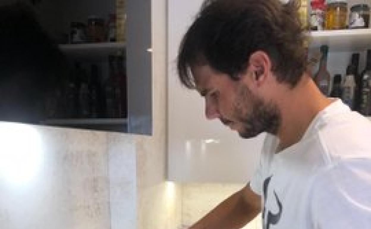 Rafa Nadal, cocinando en su casa de Manacor. 