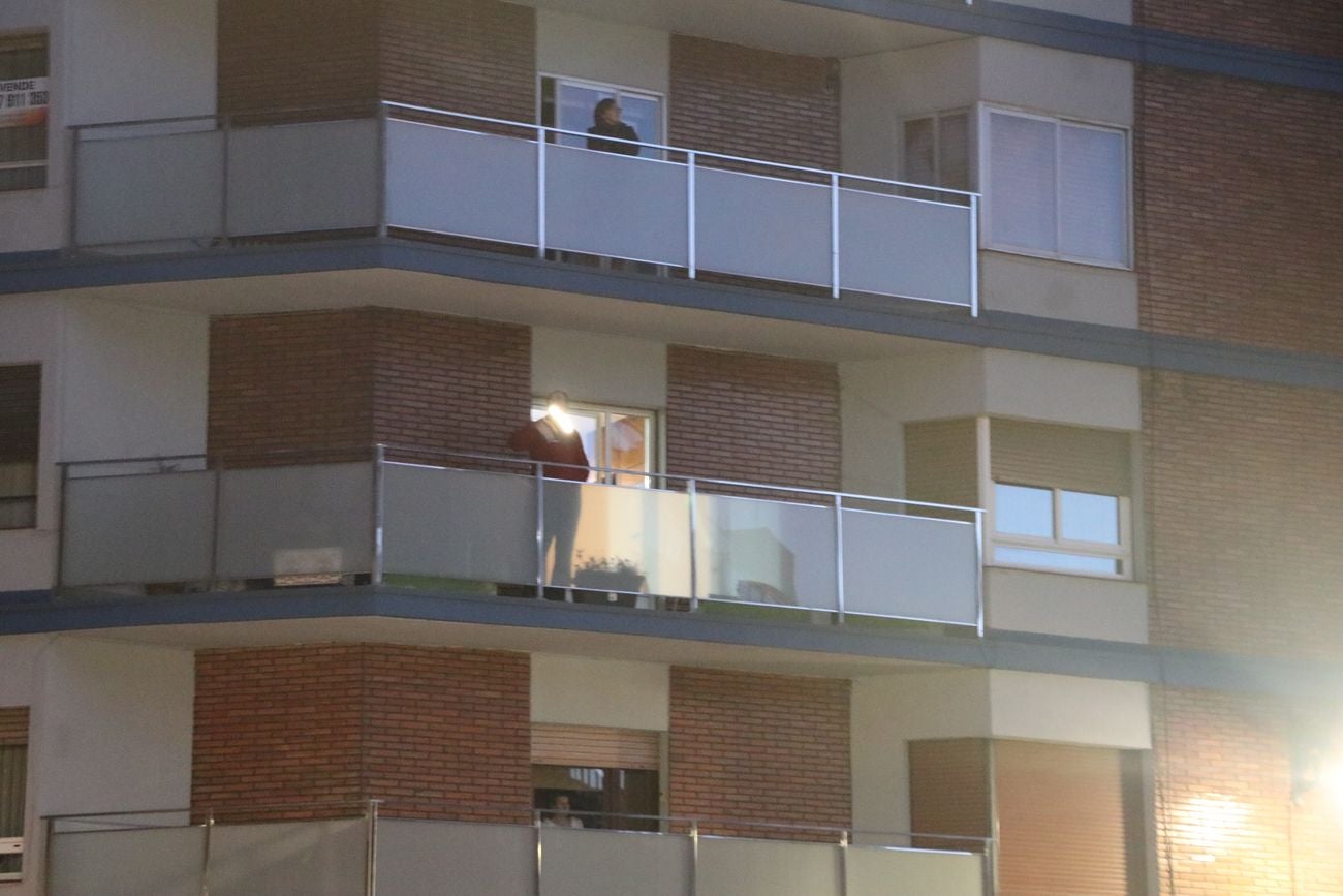 León vuelve a asomarse a los balcones para resistir en la dura cuarentena que mantiene confinada a la ciudad para frenar el Covid-19.