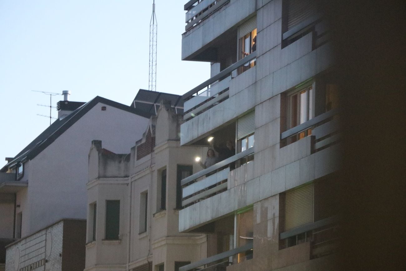 León vuelve a asomarse a los balcones para resistir en la dura cuarentena que mantiene confinada a la ciudad para frenar el Covid-19.