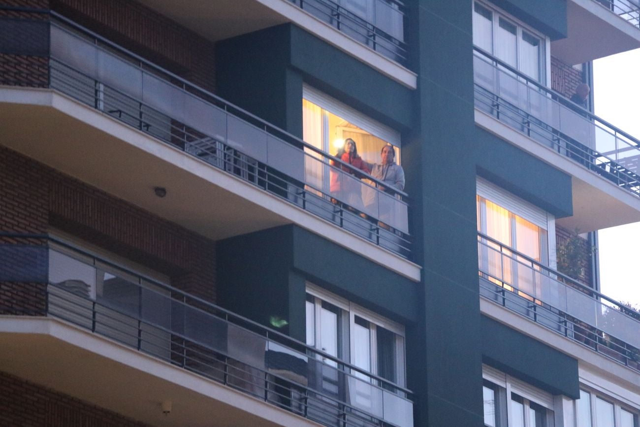 León vuelve a asomarse a los balcones para resistir en la dura cuarentena que mantiene confinada a la ciudad para frenar el Covid-19.