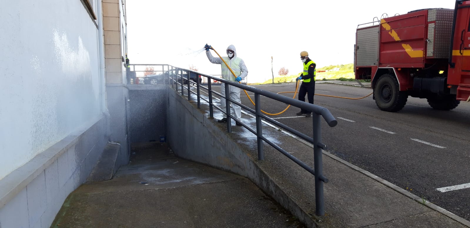 Una unidad de la UME se ha desplazado este viernes a La Bañeza para actuar, entre otros, en ese punto. Lo ha hecho con el fin de proceder a la desinfección de los lugares en los que el virus podría hacerse más presente.