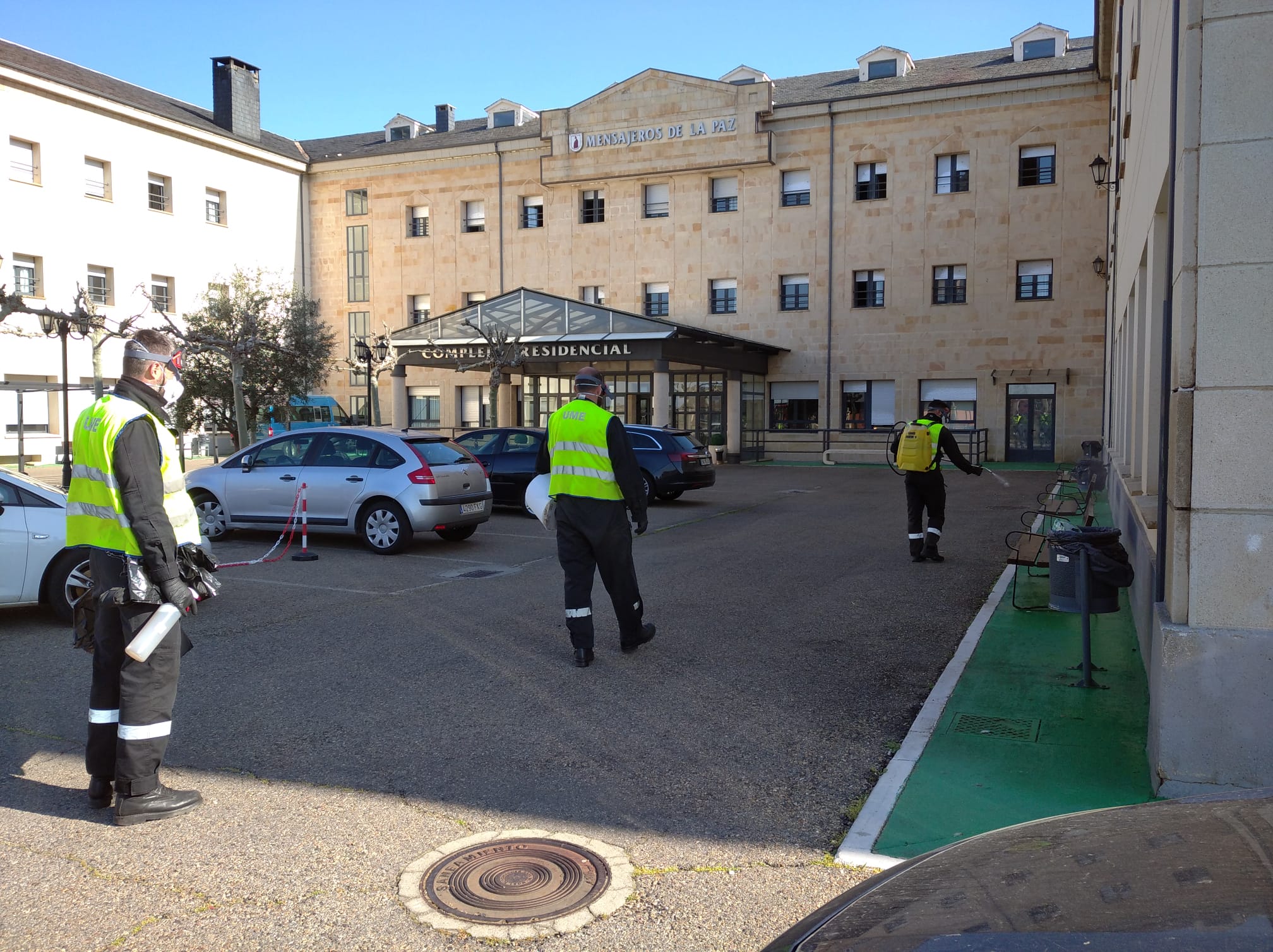 Una unidad de la UME se ha desplazado este viernes a La Bañeza para actuar, entre otros, en ese punto. Lo ha hecho con el fin de proceder a la desinfección de los lugares en los que el virus podría hacerse más presente.