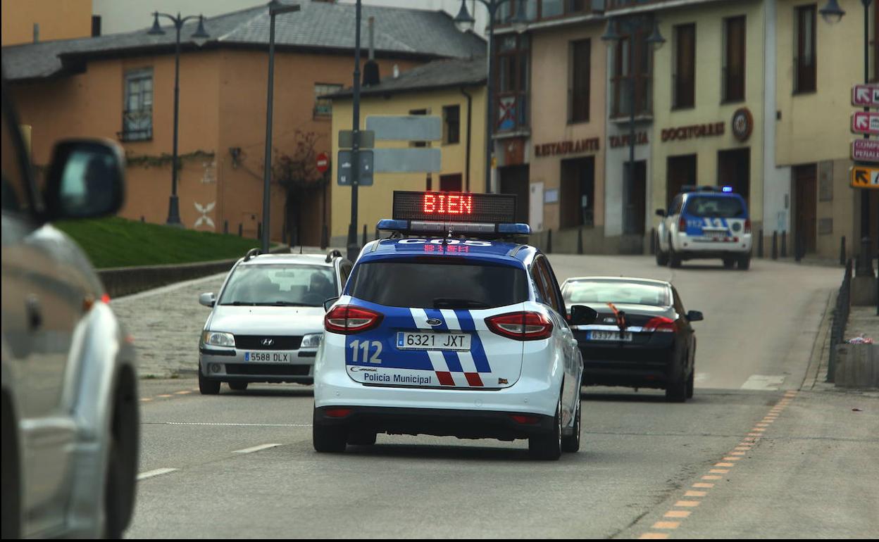 Un coche de la Policía de Ponferrada hará sonar la campana del Lambrión Chupacandiles para anunciar la Semana Santa