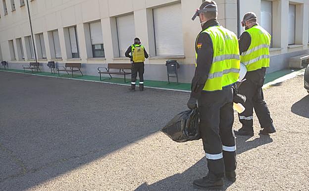 Galería. Efectivos de la UME trabajando en la residencia de La Bañeza.