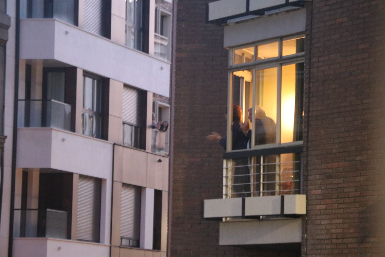 León sale a los balcones para aplaudir a los sanitarios y recordar su lucha por mantener la batalla contra el Covid 19