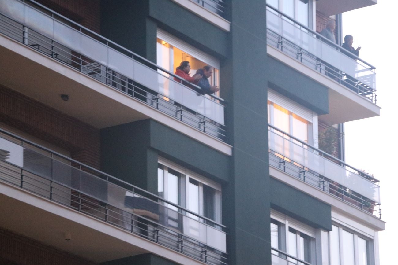 León sale a los balcones para aplaudir a los sanitarios y recordar su lucha por mantener la batalla contra el Covid 19