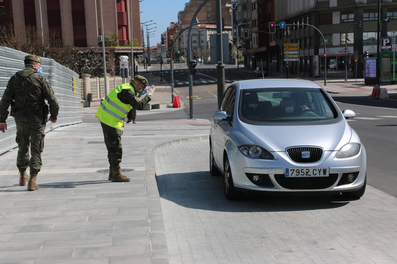 Fotos: El Regimiento de Artillería de Campaña patrulla por León