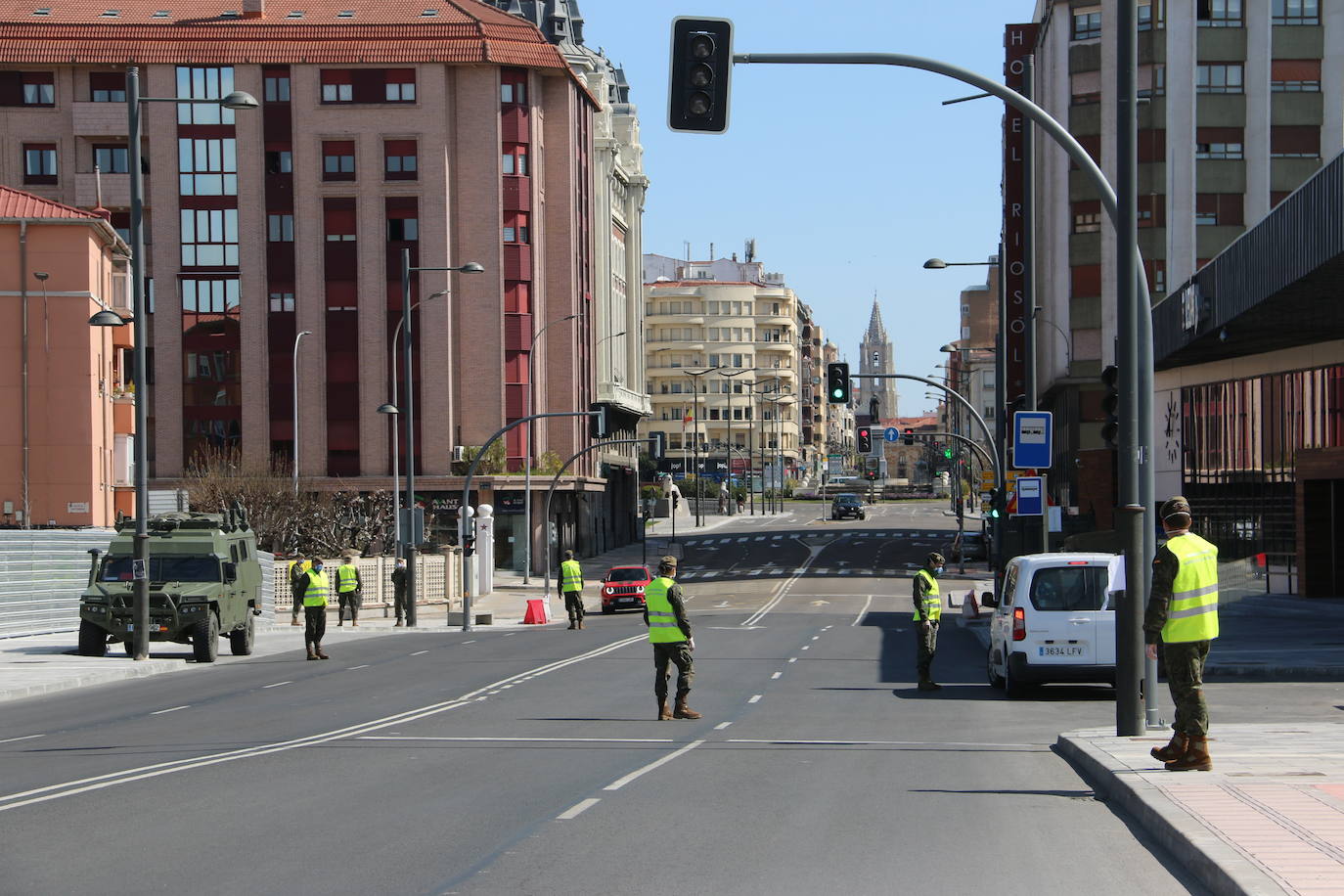 Fotos: El Regimiento de Artillería de Campaña patrulla por León