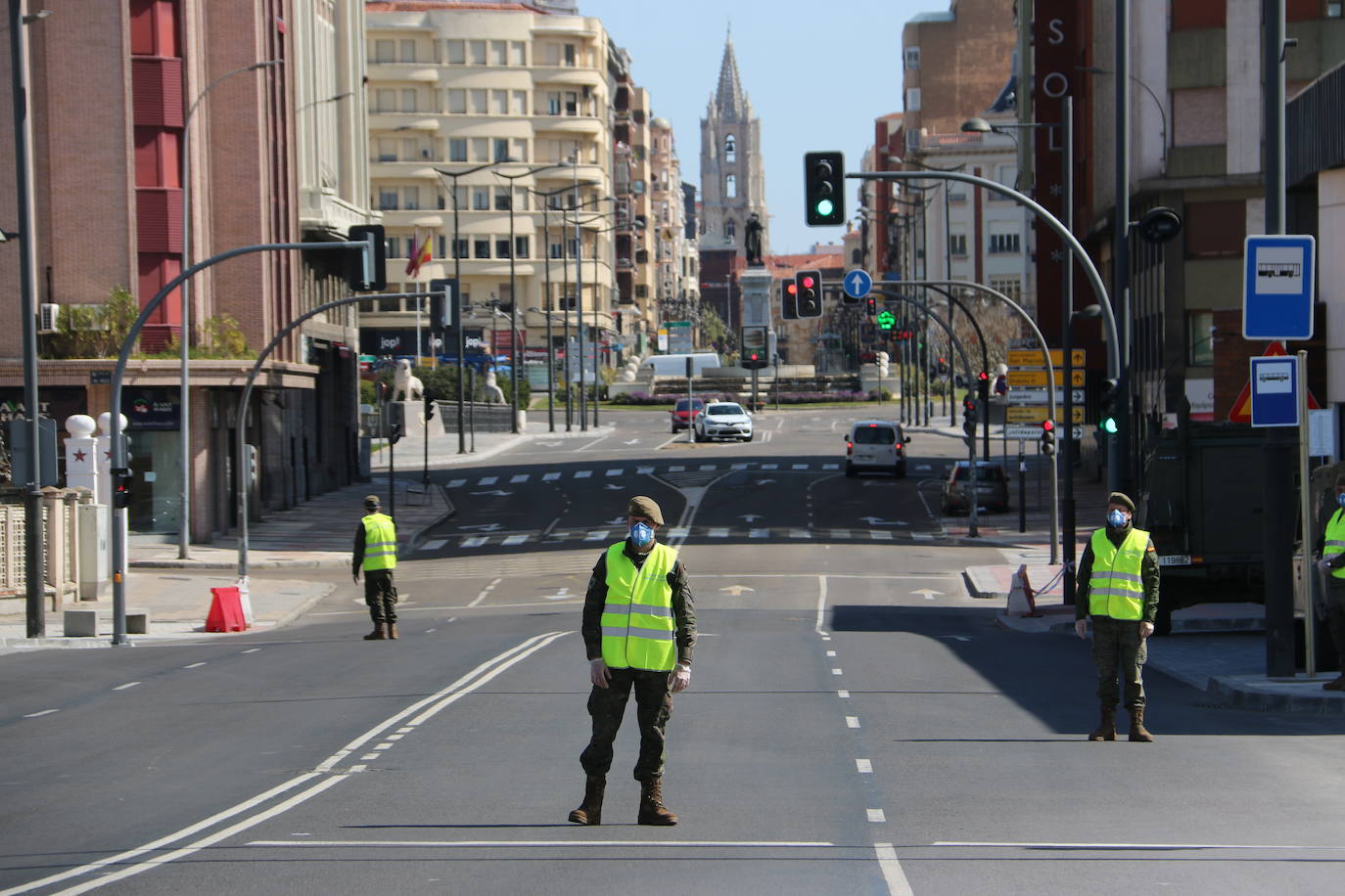 Fotos: El Regimiento de Artillería de Campaña patrulla por León
