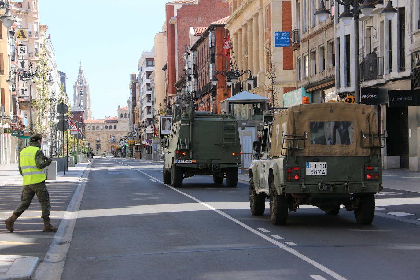 Fotos: El Regimiento de Artillería de Campaña patrulla por León
