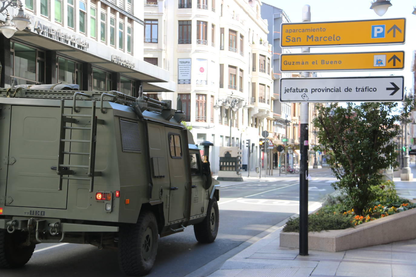 Fotos: El Regimiento de Artillería de Campaña patrulla por León