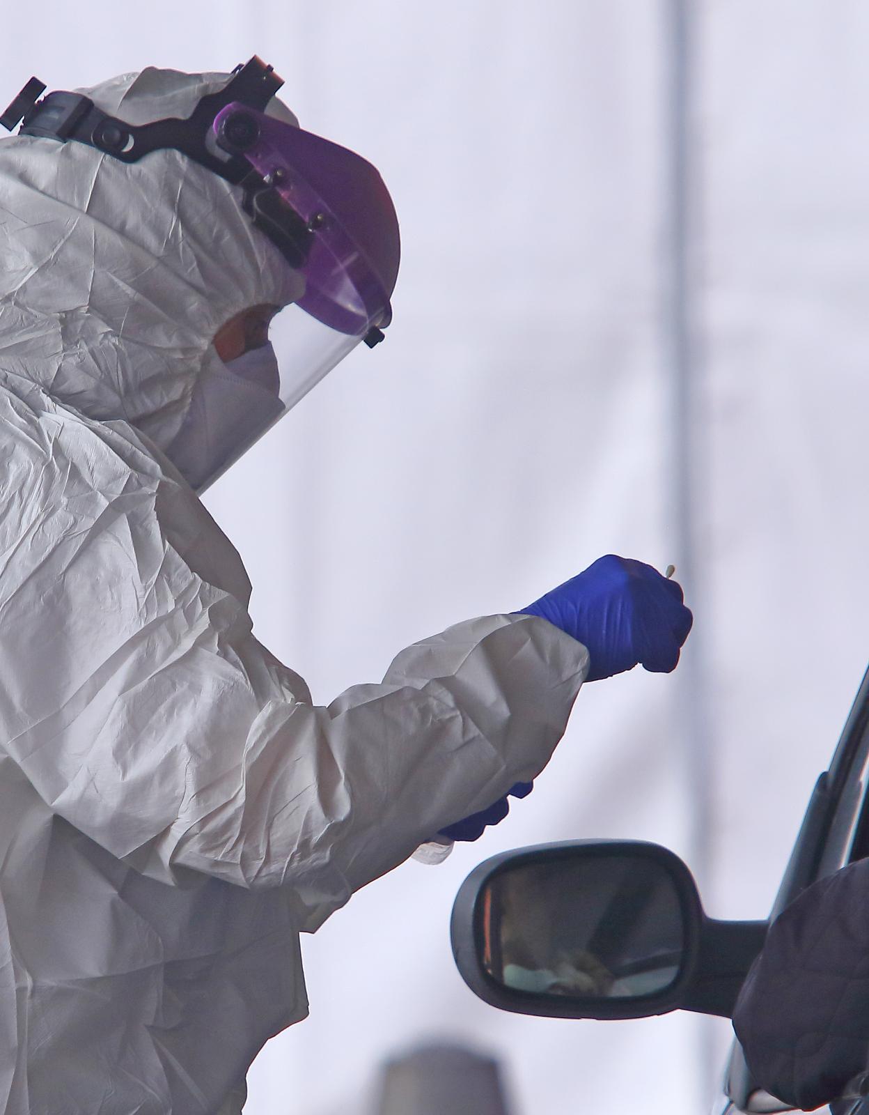 Sanitarios haciendo la prueba del Covid-19.